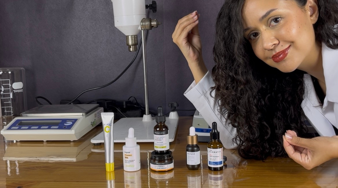 Alice Ferreira no laboratório, cercada de frascos de cosméticos