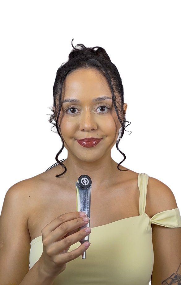 Alice Ferreira segurando um cosmético