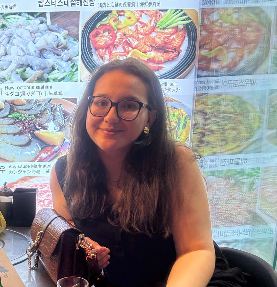 Maria sorrindo em um restaurante